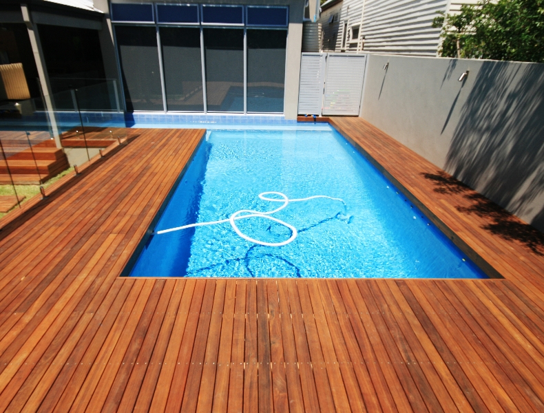 Choosing the Best Pool Deck Material