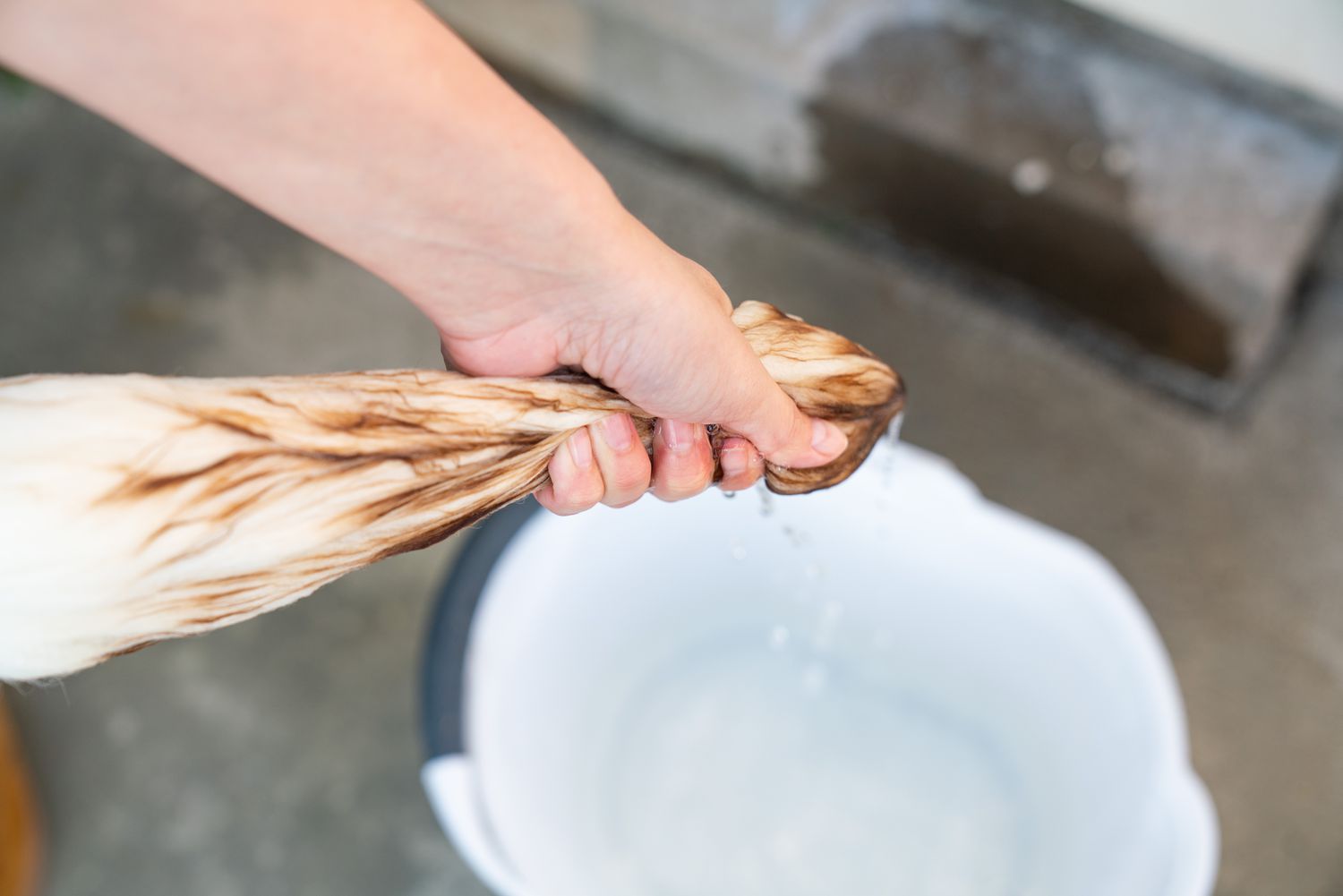 The cleaning solution penetrated the fibers when applied by hand.