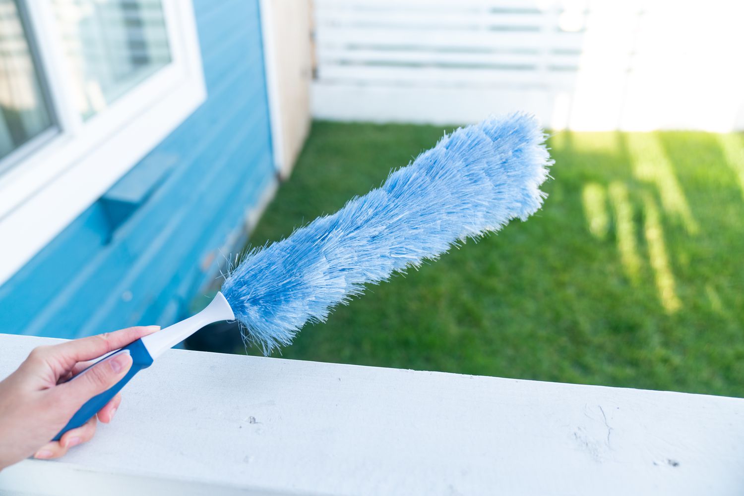 An electrostatic duster was shaken outdoors to eliminate dirt.