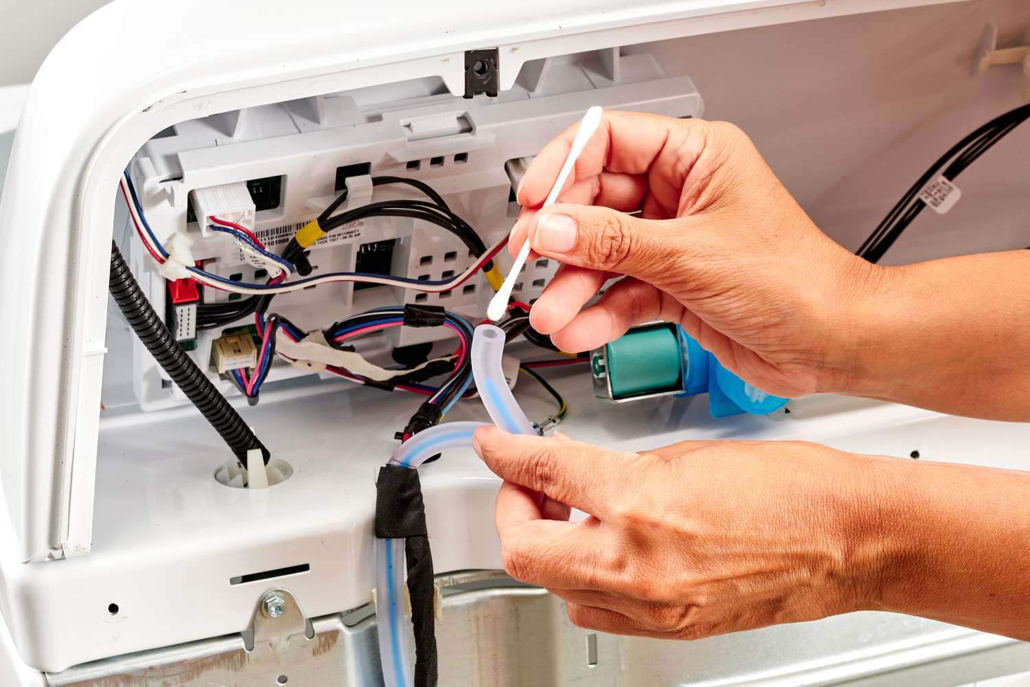 The water supply hose was cleaned using a cotton swab at the back of the washing machine.